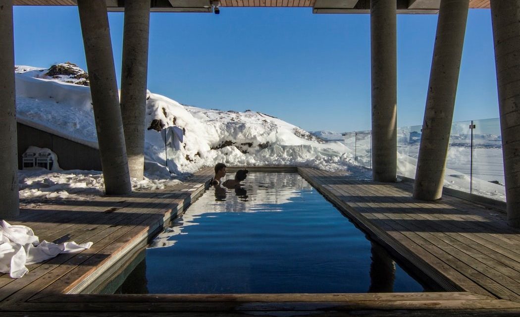 https://dateideascanada.com/wp-content/uploads/2020/07/Couple-in-Pool-in-the-Mountains-1050x640.jpg