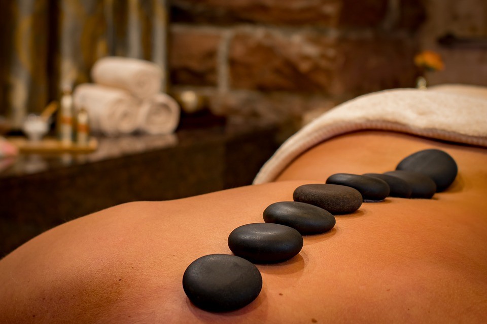 https://dateideascanada.com/wp-content/uploads/2020/08/Woman-with-Stones-on-her-Back-Spa.jpg