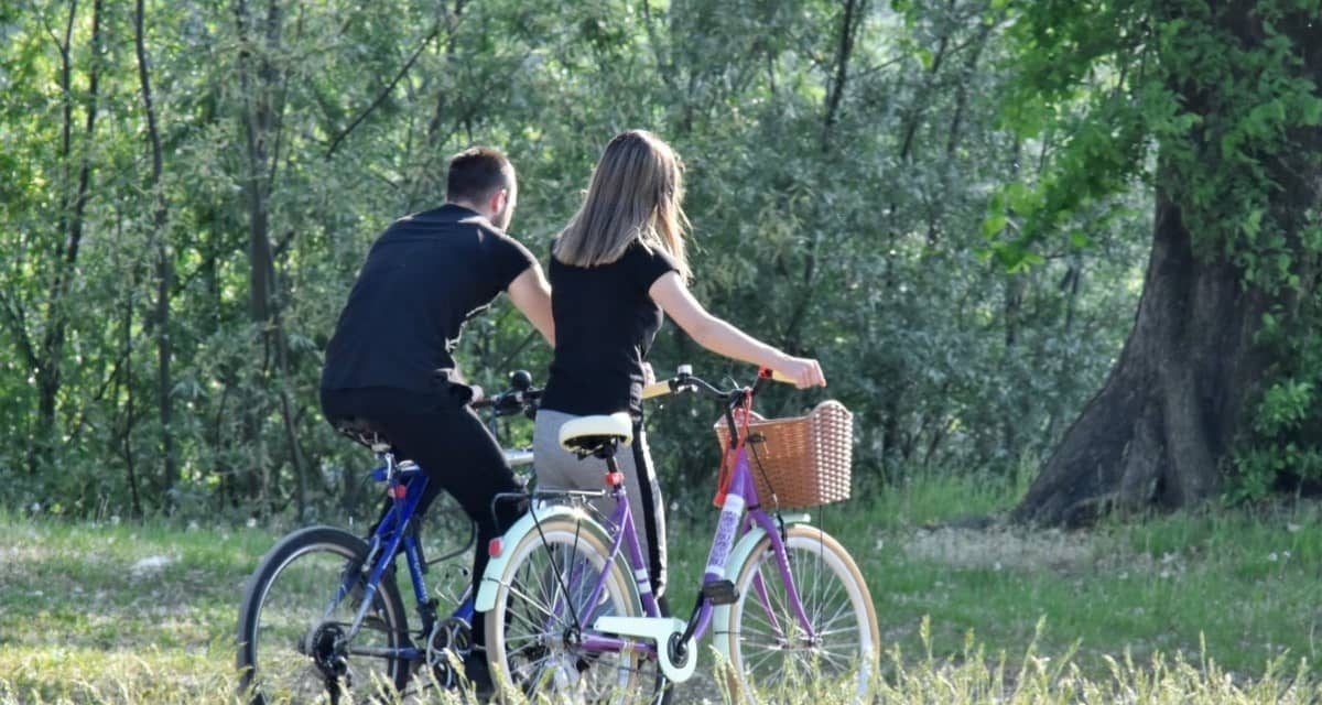 https://dateideascanada.com/wp-content/uploads/2020/09/Couple-with-Bicycles-at-Beautiful-Forest-Trail-1200x640.jpg