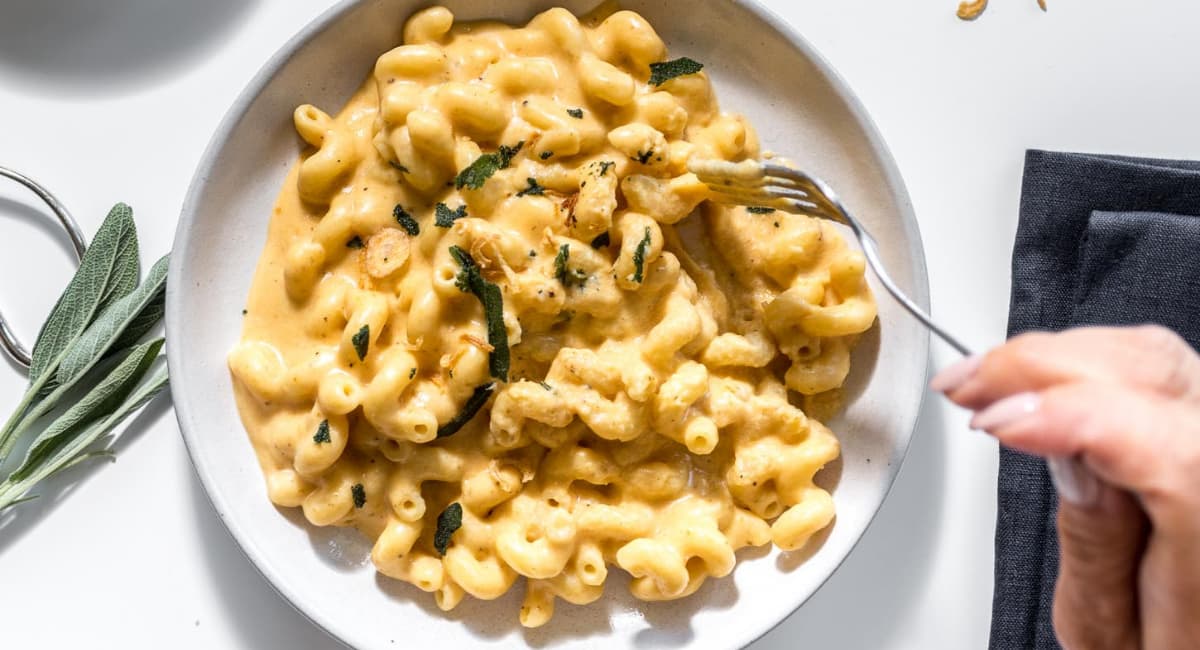 One Pot Mac'n'Cheese - iamafoodblog.com - Date Ideas Canada