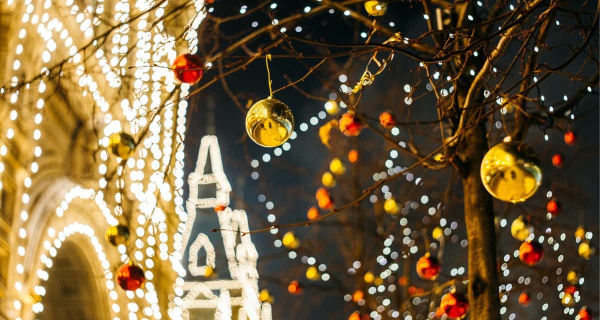 https://dateideascanada.com/wp-content/uploads/2020/12/Christmas-Lights-Displays-Feature-Image-1200x640.jpg