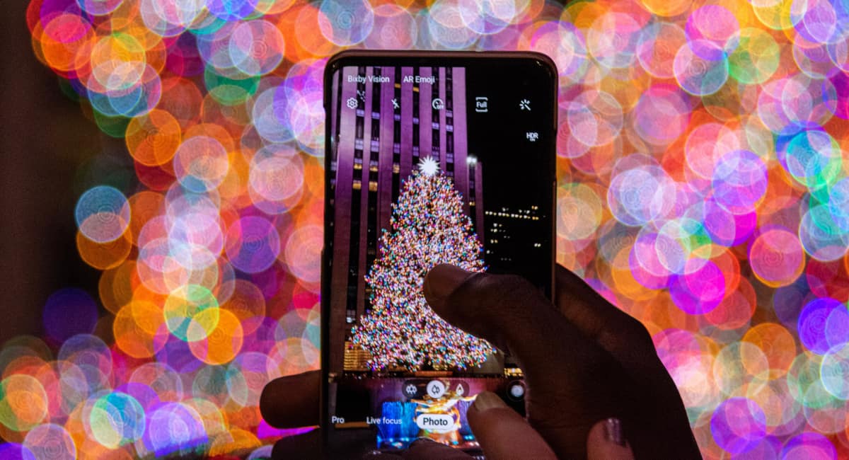 Christmas Lights on Winter Nights - Hallmark - Date Ideas Canada