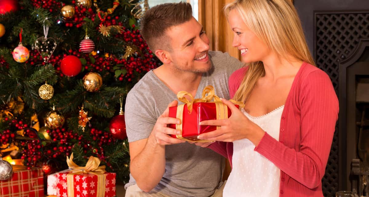 https://dateideascanada.com/wp-content/uploads/2020/12/Couple-with-Christmas-Gift-Holiday-Gift-Ideas-Feature-Image-1200x640.jpg