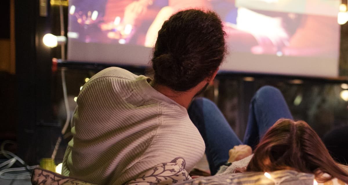 https://dateideascanada.com/wp-content/uploads/2021/01/Couple-Watching-Movie-Feature-Image-1200x640.jpg